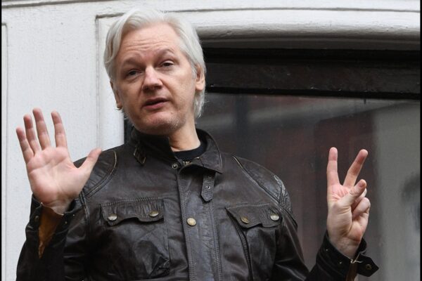 Julian Assange Ekvador vatandaşı oldu